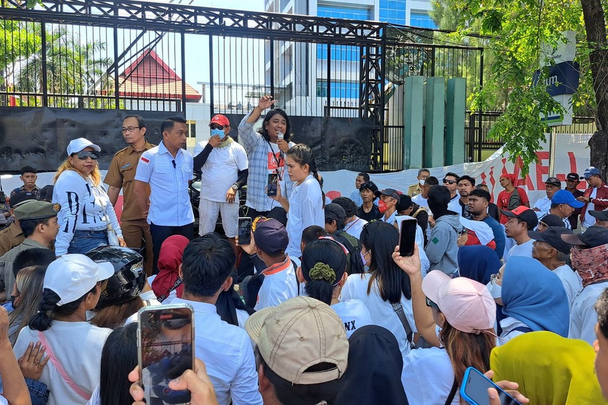 Wakil Ketua DPRD Sulawesi Selatan (Sulsel) Syaharuddin Alrif dan Pejabat Pengawas Lingkungan Hidup Dinas Lingkungan Hidup dan Kehutanan Pemprov Sulsel Muhammad Nur Salam saat menemui warga Pulau Lae-lae yang menggelar aksi di depan Kantor DPRD Sulsel, Senin (4/9/2023)