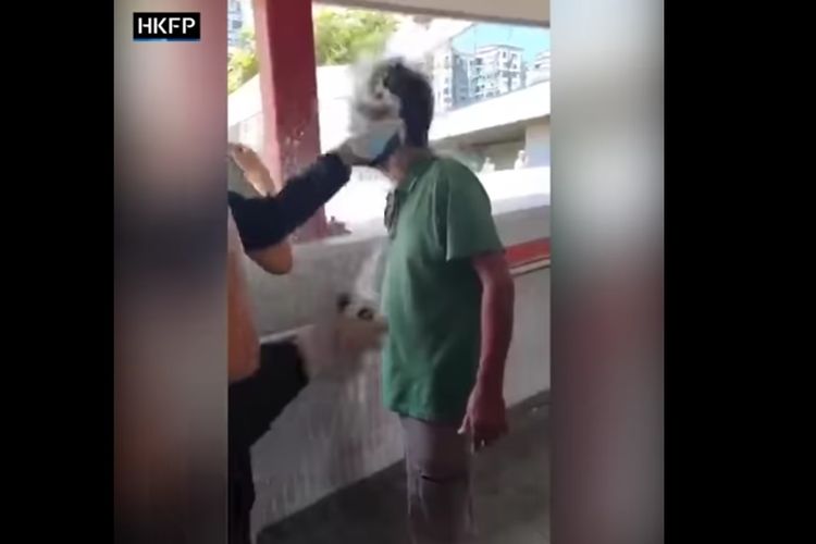Dalam video yang beredar di YouTube, seorang pria disiram bensin dan dibakar hidup-hidup setelah dia diberitakan berdebat dengan demonstran di Hong Kong, Senin (11/11/2019).