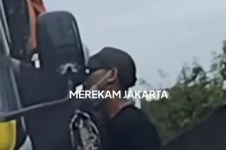 Aksi pemalakan kepada sopir truk terjadi di Jalan Jembatan Dua Raya, Kelurahan Pejagalan, Kecamatan Penjaringan, Jakarta Utara pada Kamis (17/11/2022). Polisi kini telah mengamankan ketiga pelaku. 