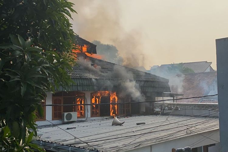 Kebakaran melanda mushala di Jalan Ori Raya I, Pondok Bambu, Duren Sawit, Jakarta Timur, Selasa (12/10/2021).