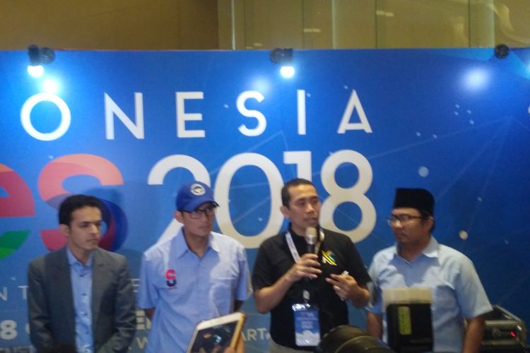 Pengusaha Sandiaga Uno (memakai topi) dalam pembukaan acara Indonesia Young Entrepreneur Summit di Jakarta, Minggu (28/10/20180.