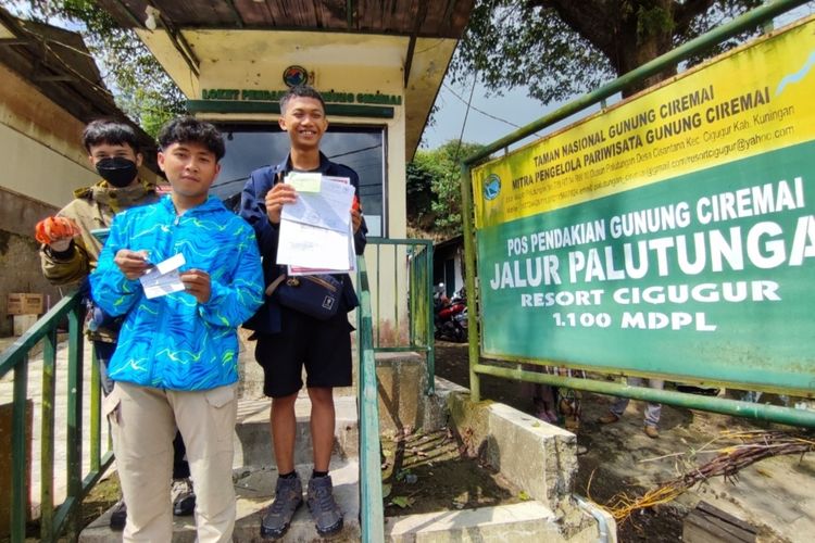 Sejumlah pemuda asal Kabupaten Kuningan menunjukkan berkas administrasi pasca pendaftaran di pos pendakian Gunung Ciremai Desa Palutungan, Kecamatan Cigugur, Kabupaten Kuningan, Sabtu (25/6/2022)