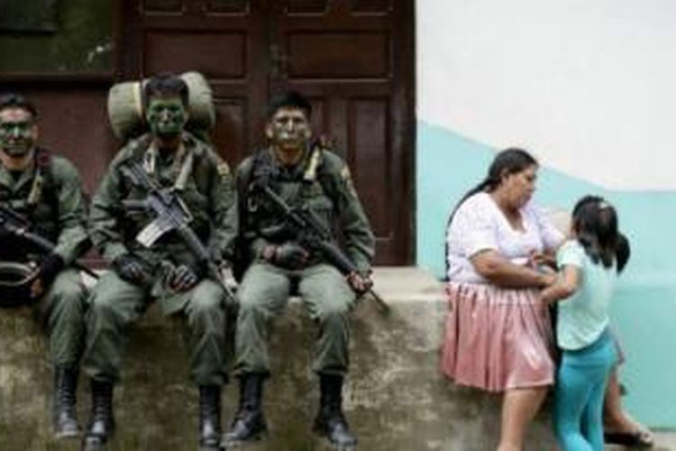 Tentara Bolivia tengah beristirahat usai melakukan sebuah operasi militer.