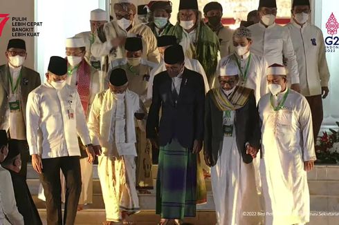 Kompak Bersarung, Jokowi-Ma'ruf Hadiri Zikir dan Doa Kebangsaan di Halaman Istana
