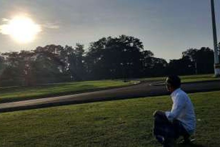 Presiden Joko Widodo turut menyaksikan gerhana matahari Rabu (9/3/2016) dari halaman Istana Bogor
