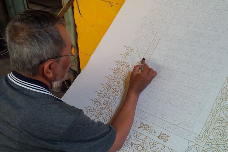 Batik mushaf Alquran yang dibuat oleh Batik Mahkota Laweyan, Solo, Jawa Tengah.