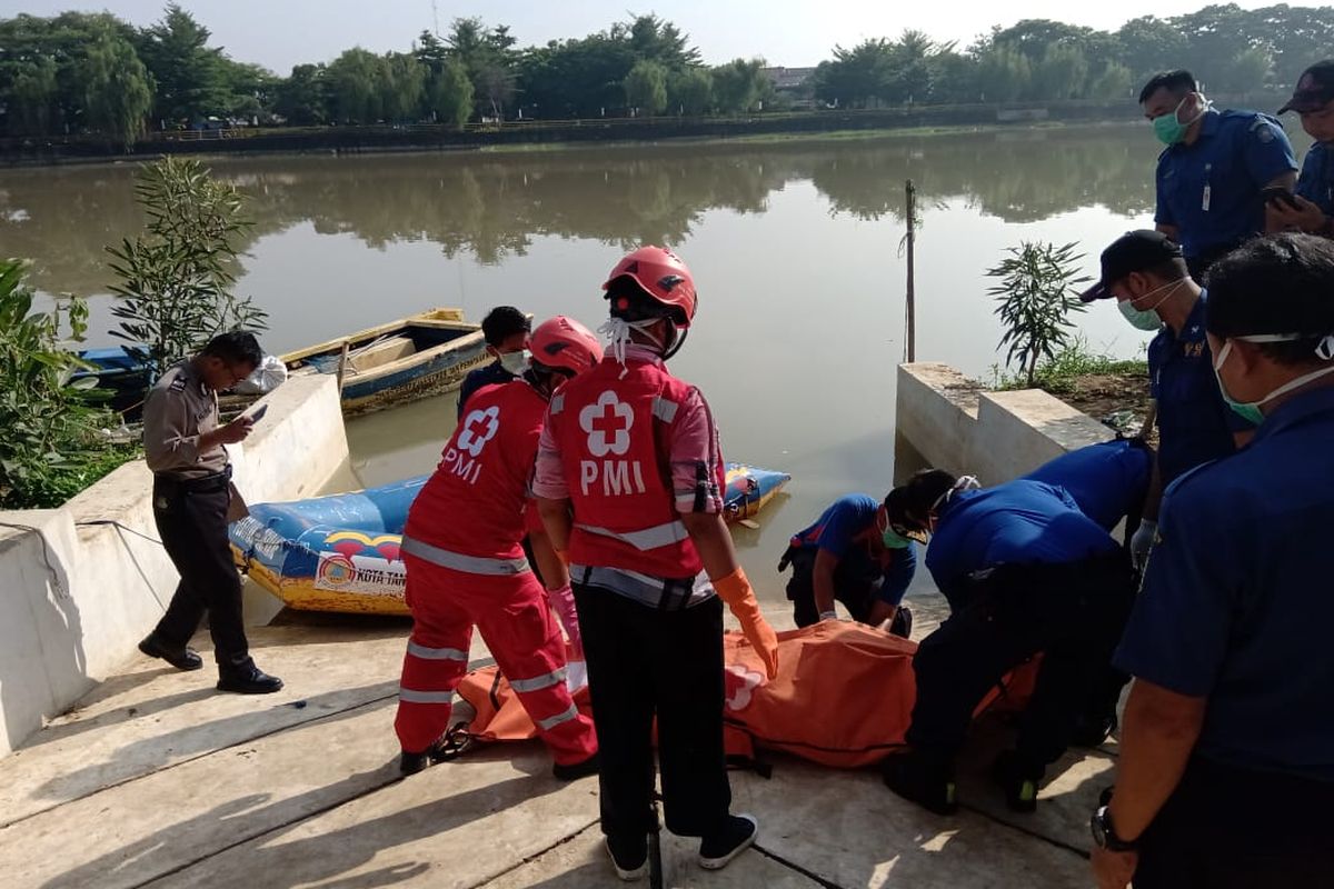 Proses evakuasi mayat tanpa identitas di Pintu Air 10 sungai Cisadane Kota Tangerang, Rabu (29/1/2020)