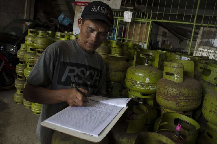 Petugas mendata tabung gas LPG berukuran 3 kg di agen gas Pancoran Mas, Depok, Jawa Barat, Kamis (23/1/2020). Pemerintah ingin membatasi penyaluran dan penyesuaian harga elpiji 3 kg.