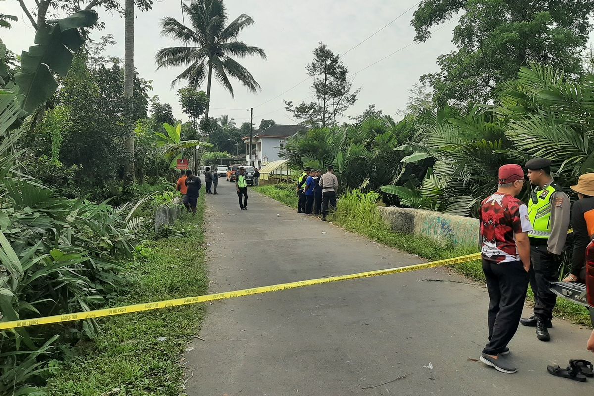 Jembatan Kelor dipasang garis Polisi. Sungai di bawah Jembatan Kelor, Bangunkerto, Kapanewon Turi, Kabupaten Sleman ini merupakan lokasi ditemukan potongan tubuh manusia.
