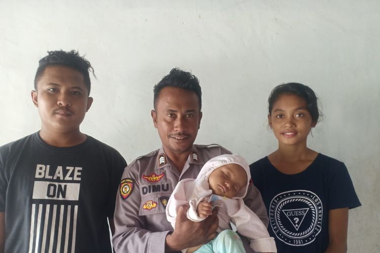 Brigpol Alfred Nikidemus Dimu alias Aldi Dimu, saat berpose bersama Kevin Tansatrisna (23) dan Anggel Selan (18) serta bayi Chalinda Davinia Tansatrisna