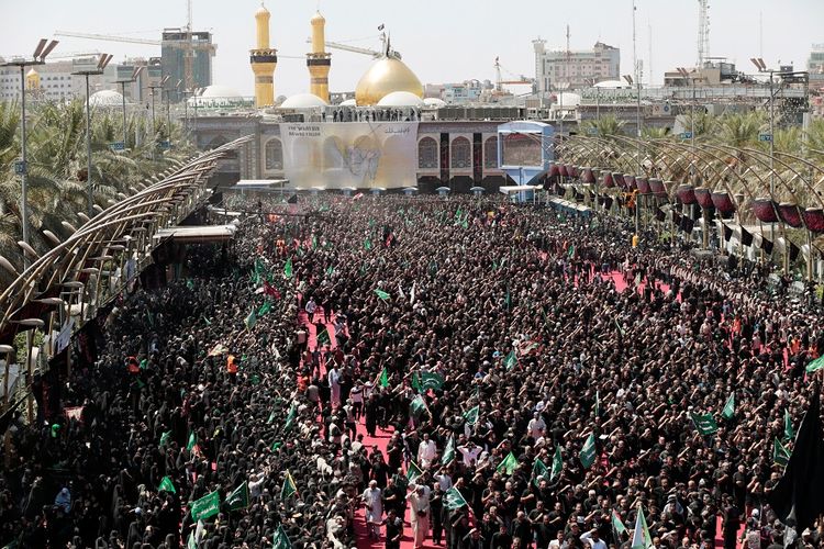 Ribuan peziarah Muslim Syiah saat mengikuti peringatan Asyura di Karbala, Irak, Selasa (10/9/2019).