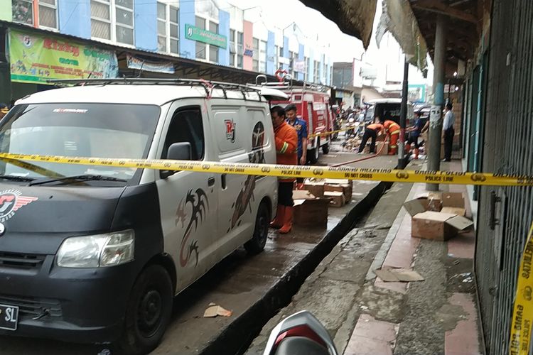 Lokasi ledakan petasan dipasangagi garis polisi di Jalan Terusan Stasiun Timur, Sukabumi, Jawa Barat, Senin (13/5/2019)
