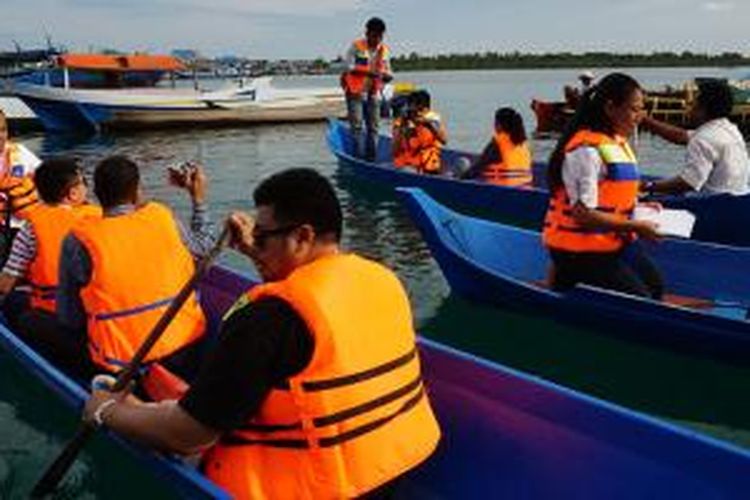 Siap-siap mendayung mengelilingi permukiman suku Bajo Mola, di Pulau Wangi-wangi, Kabupaten Wakatobi, Sulawesi Tenggara, Sabtu (8/8/2015).