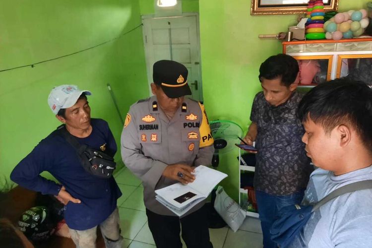 Polisi melakukan olah TKP di kediaman YAP (31) yang tewas gantung diri lantaran depresi akibat kecanduan judi slot.