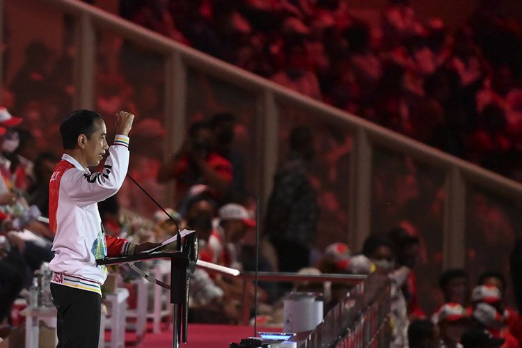 Presiden Joko Widodo mengangkat tangannya saat memberikan sambutan sekaligus membuka secara resmi PON Papua di Stadion Lukas Enembe, Kompleks Olahraga Kampung Harapan, Distrik Sentani Timur, Kabupaten Jayapura, Papua, Sabtu (2/10/2021). Resmi dibuka oleh Presiden Jokowi, PON XX Papua 2021 akan berlangsung pada 2-15 Oktober 2021.