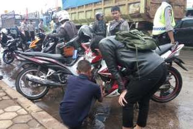 Sejumlah kendaraan bermotor mengalami mogok akibat melintasi banjir di depan Kahatex Rancaekek Bandung, Selasa (1/11/2016).