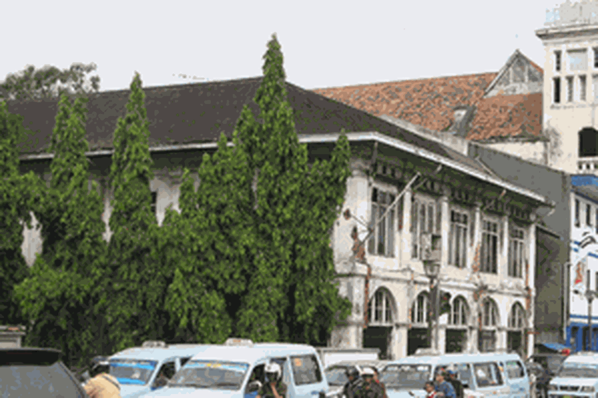 Inilah kondisi Jalan Kalibesar Timur III beberapa waktu lalu. Banguan bekas toko buku masih berdiri tetapi tidak lagi menjadi toko buku. Jalan Kalibesar Timur III ramai dengan kendaraan meski sejak Senin (20/4) jalan itu ditutup untuk perlintasan.