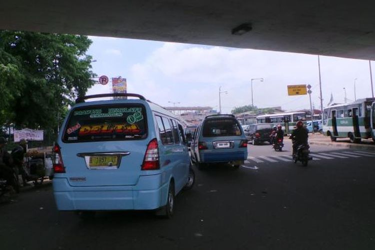 Angkutan Umum banyak yang mengetem menggunakan bahu jalan di terminal Kampung Melayu, Jatinegara, Jakarta Timur. Hal ini yang membuay kawasan tersebut sering dilanda kemacetan. Jumat (27/12/2013)