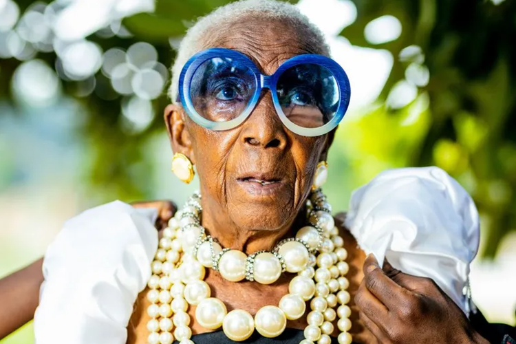 Nenek fahsion icon asal Zambia, Margret Chola.