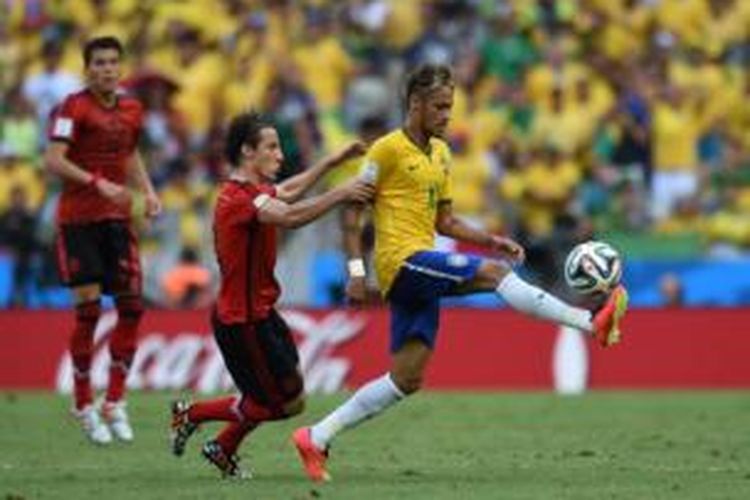 Striker Brasil, Neymar (kanan), mendapat pengawalan dari gelandang Meksiko, Andres Guardado (tengah), pada laga Grup A Piala Dunia 2014 di Estadio Castelao, Fortaleza, Selasa (17/6/2014).
