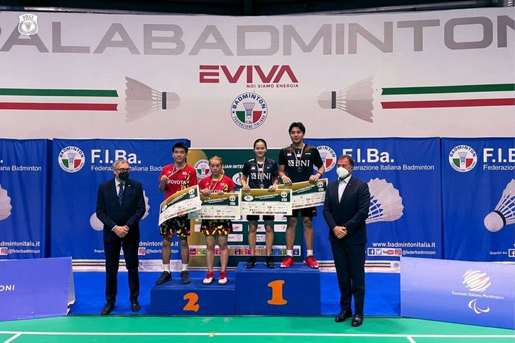 Ganda campuran Zachariah Josiahno Sumanti/Hediana Julimarbela menjadi juara Italian International 2022 setelah mengalagkan wakil Thailand Ruttnapaka Oupthong/Chasinee Korepap dengan skor 22-20 dan 21-9 pada final yang berlangsung di PalaBadminton, Milan, Italia, Minggu (5/6/2022). 