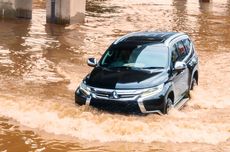 Perlukah Kuras Oli Transmisi Mobil Usai Terjang Banjir?