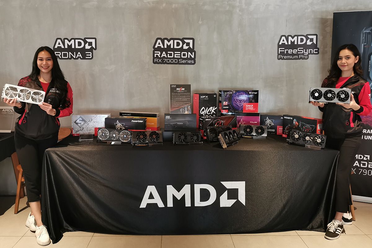 Model menunjukkan produk-produk kartu grafis berbasis GPU Radeon RX 7700 XT dan RX 7800 XT dari rekanan AIB AMD di Jakarta, Rabu (27/9/2023). 