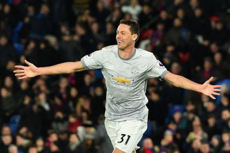 Gelandang Manchester United, Nemanja Matic (kanan), merayakan gol yang dia cetak ke gawang Crystal Palace dalam laga Liga Inggris di Stadion Selhurst Park, London, pada 5 Maret 2018.