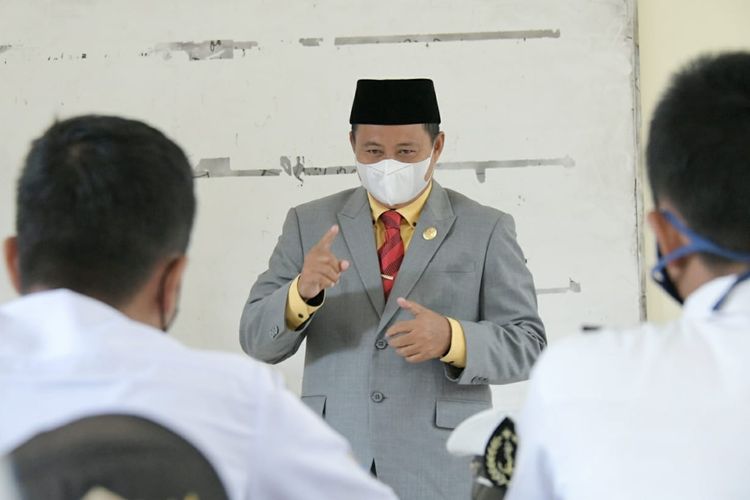 Wakil Gubernur (Wagub) Jawa Barat (Jabar) Uu Ruzhanul Ulum saat meninjau pelaksanaan pembelajaran tatap muka (PTM) secara terbatas di SMK Negeri 1 Pangandaran, Kabupaten Pangandaran, Senin (25/10/2021). (Foto: Denny Alung/Biro Adpim Jabar)