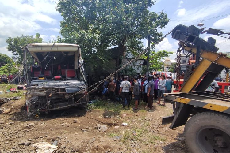 Proses evakuasi bus Harapan Jaya yang tertabrak kereta api di Tulungagung, Jawa Timur, Minggu (27/02/2022). 