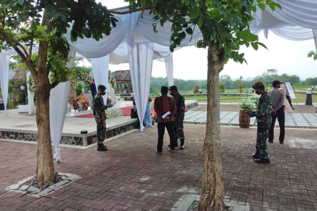 Petugas Satgas Penanganan Covid-19 menghentikan resepsi pernikahan yang digelar warga di Balai Ekonomi Desa (Balkondes) Ngadiharjo, Kecamatan Borobudur, Kabupaten Magelang, Jawa Tengah, Sabtu (10/7/2021).