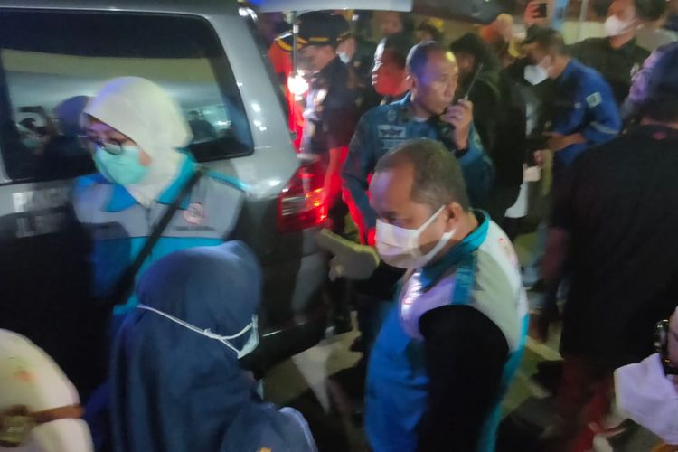 Petugas medis saat menangani penumpang korban kebakaran KMP Mutiara Timur I di Pelabuhan Tanjung Wangi Banyuwangi 