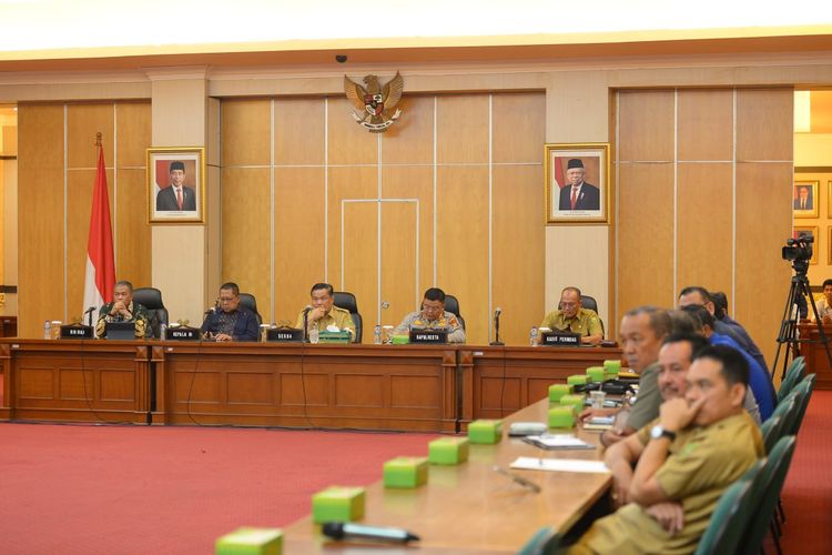 Sekda Provinsi Riau SF Hariyanto memimpin Rapat Koordinasi Persiapan Pelaksanaan Harvesting Gernas BBI dan BBWI Provinsi Riau Tahun 2023 di Kantor Gubernur Riau, Selasa (25/7/2023).