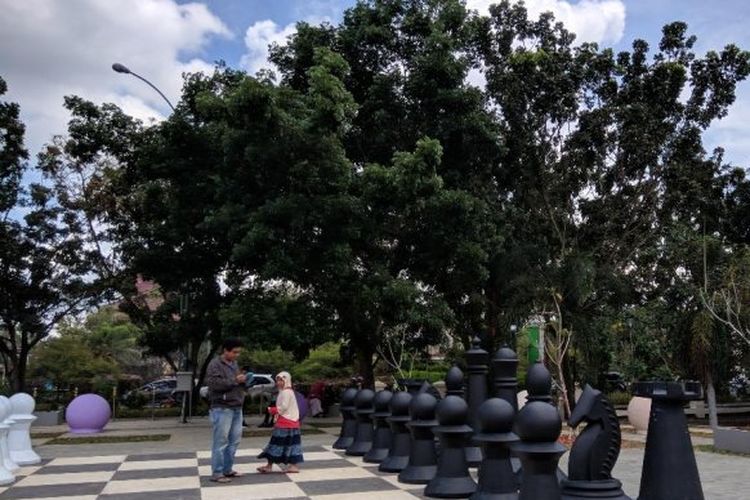 Pengunjung sedang menikmati taman A.Yani, taman ini baru diresmikan pada malam pergantian tahun baru 2018. Tidak hanya menikmati suasana asri, pengunjung juga dapat mendapatkan informasi mengenai sejarah pemimpin Kota Pontianak dari masa ke masa, tempat wisata dan makanan khas, Rabu (3/1/2017)