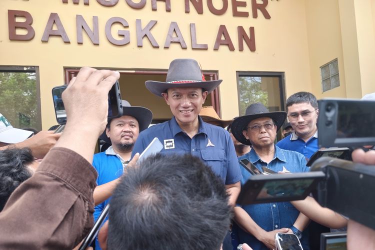 Pertama Kali Nonton Kerapan Sapi di Bangkalan, AHY Antusias