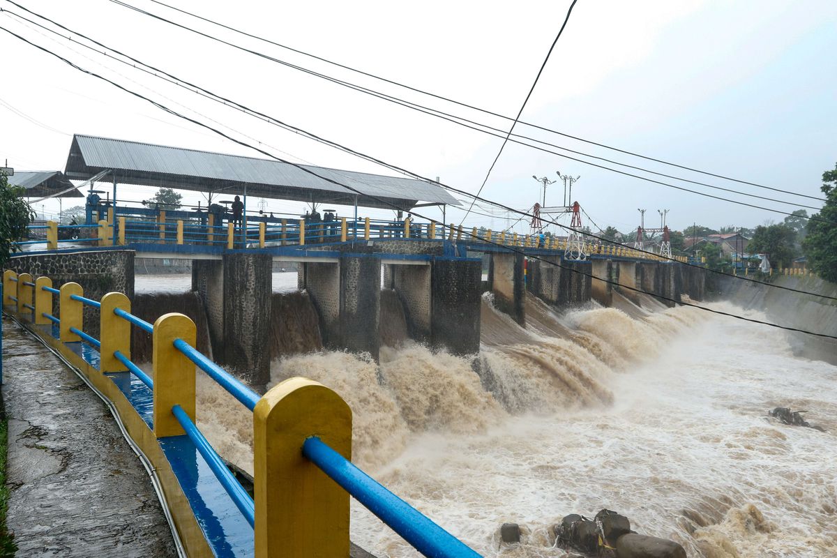 Bendungan Katulampa, Bogor, Senin (24/2/2020). Level ketinggian air di Bendung Katulampa mencapai 70 cm atau siaga 4.