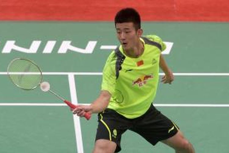 Pebulu tangkis tunggal putra Tiongkok, Chen Long, mengembalikan kok ke arah pemain Thailand, Boonsak Ponsana, pada perempat final Piala Thomas di Siri Fort Stadium, New Delhi, India, Kamis (22/5/2014).