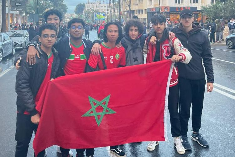 Warga negara Indonesia Mahendra Pranidhana (berbaju nomor dua) berpose bersama para suporter timnas Maroko di Rabat, ibu kota negara di Afrika Utara tersebut.