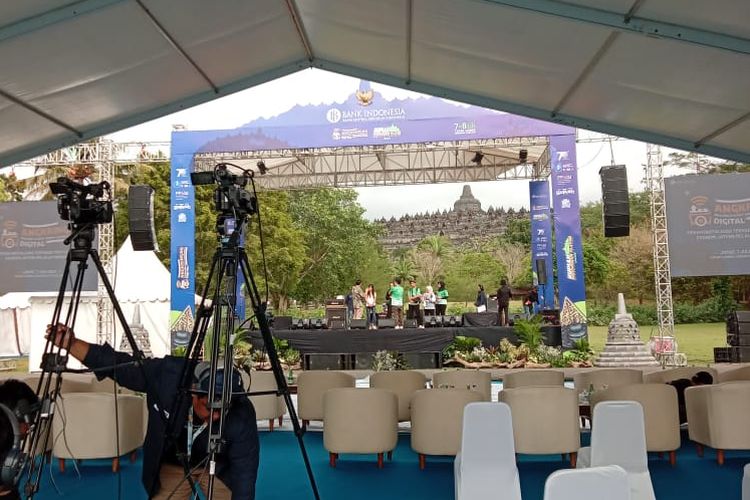 Persiapan acara Angkringan Digital 2023 yang digelar Kantor Perwakilan Bank Indonesia Provinsi Jawa Tengah, di Taman Lumbini, area Destinasi Pariwisata Super Prioritas (DPSP) Candi Borobudur, Kabupaten Magelang, Jawa Tengah, Jumat (7/7/2023).