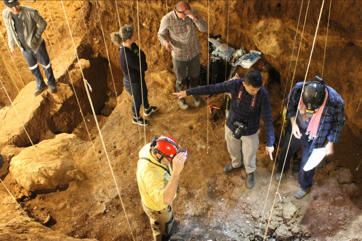 Arkeolog melakukan penggalian di gua Tam Pa Ling, Laos. Di gua ini, para peneliti menemukan jejak perjalanan manusia modern (Homo sapiens) awal yang bermigrasi ke Asia.