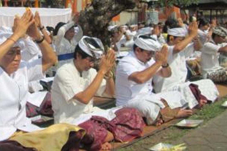 Gubernur Bali Made Mangku Pastika (depan paling kiri) saat sembahyang di Pura Jagadnatha Denpasar, Bali, Rabu (17/12/2014).