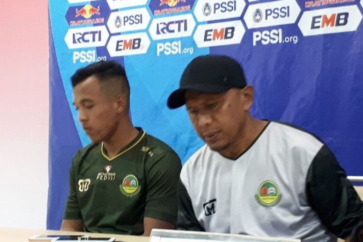 Pemain dan pelatih Tira Persikabo Guntur Triaji dan Rahmad Darmawan seusai laga kontra Persija Jakarta, Minggu (17/2/2019).