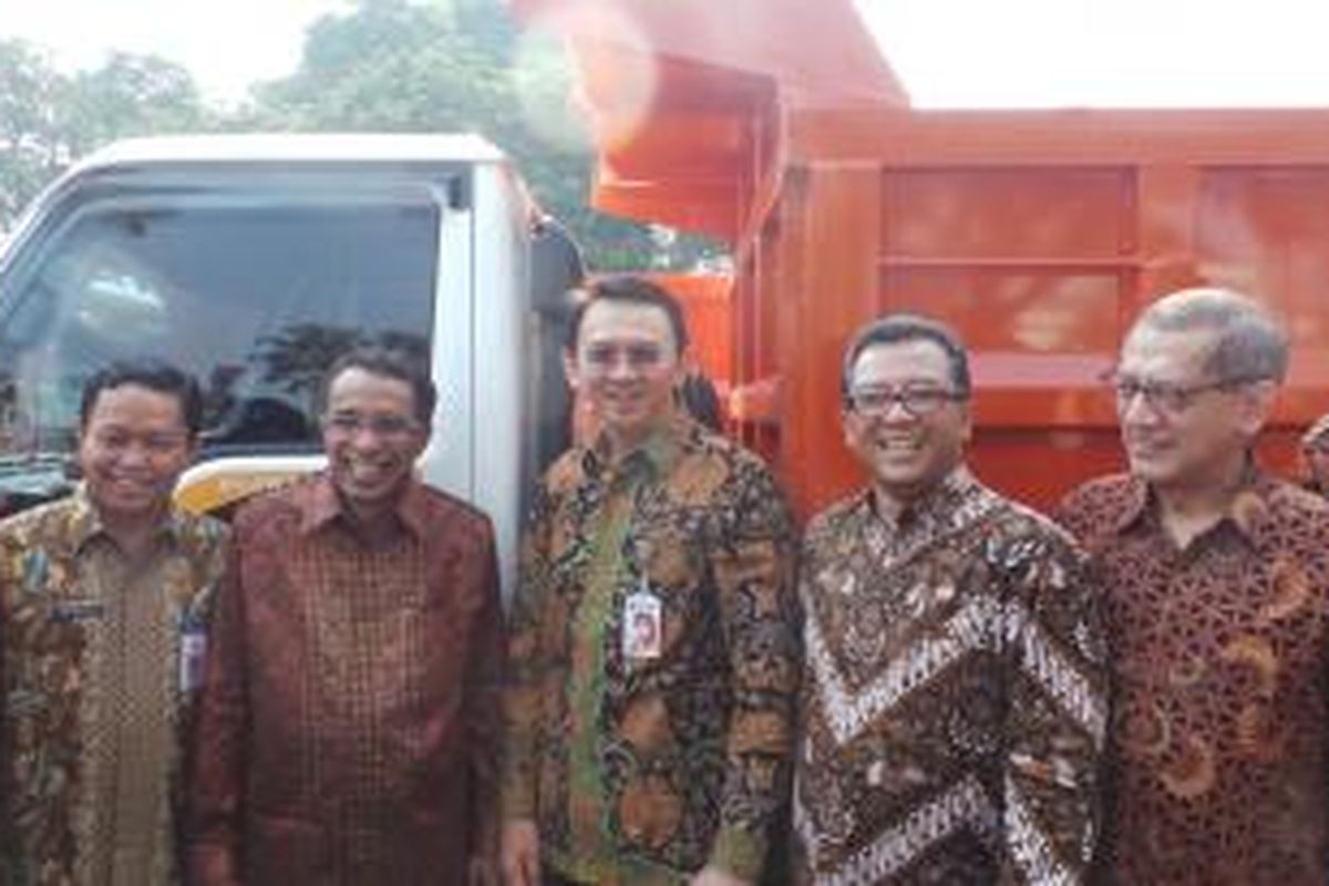 Wakil Gubernur DKI Jakarta Basuki Tjahaja Purnama bersama Presiden Asosiasi Perusahaan Minyak Lukman Ahmad Mahfud. Pemprov DKI Jakarta mendapat sebanyak 14 unit truk sampah dari Asosiasi Perusahaan Minyak, di Balaikota, Kamis (18/9/2014).