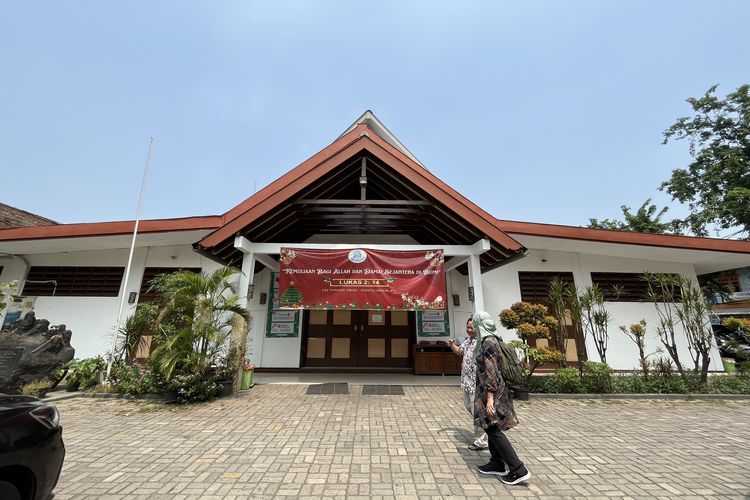 Tampak depan Gereja Kristen Jawa Tanjung Priok, Jakarta Utara, Minggu (24/12/2023).