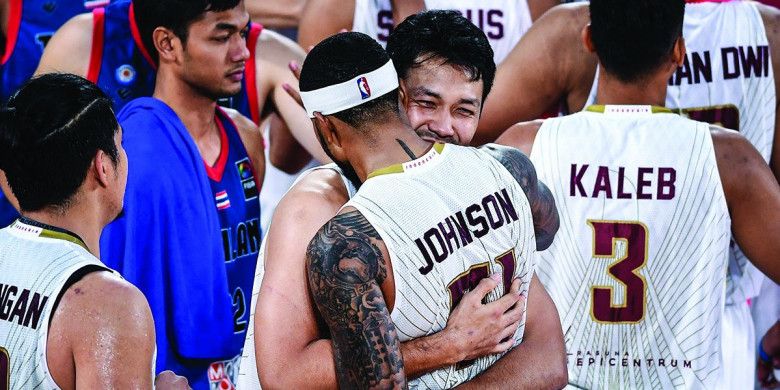 Selebrasi pemain timnas bola basket Indonesia usai sukses meraih kemenangan pada laga kontra Thailand dalam gelaran Pra-kualifikasi FIBA Asia Cup 2021, Jumat (29/6/2018).