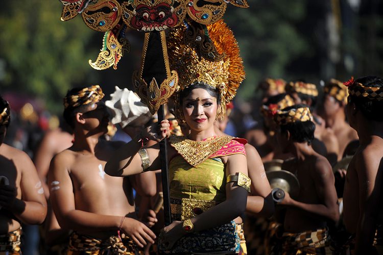 Sejumlah seniman mengikuti pawai pembukaan Pesta Kesenian Bali ke-41 tahun 2019 di Denpasar, Bali, Sabtu (15/6/2019). Pawai tersebut diikuti sekitar 4.300 orang seniman dari berbagai wilayah di Pulau Bali dan Indonesia serta diikuti perwakilan seniman dari luar negeri.