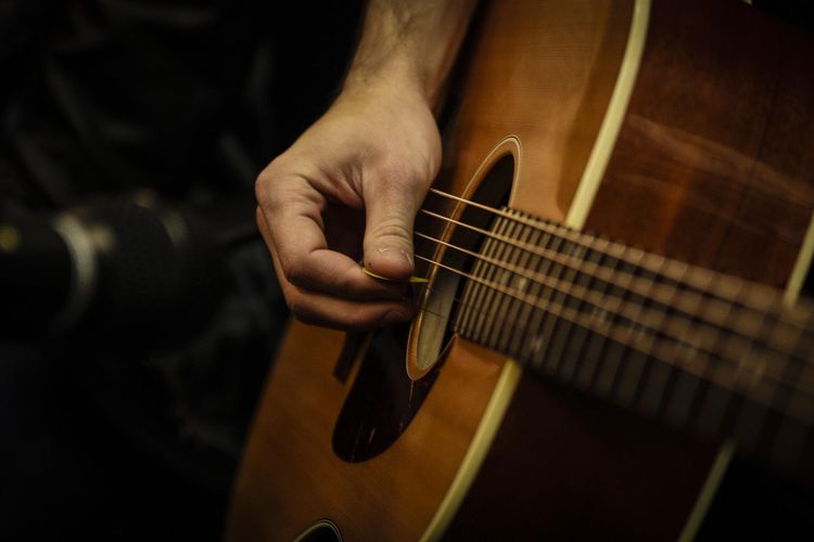 Senar gitar yang dipetik menimbulkan resonansi bunyi di kolom udara dalam lubang gitar. 