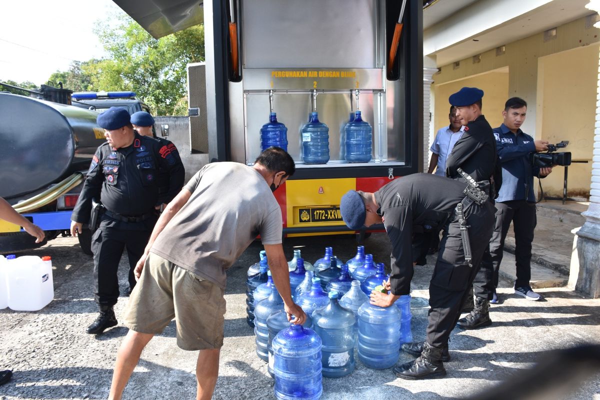 Pasokan air bersih menggunakan mobil water treatment di Batu Belubang, Bangka Tengah, Rabu (13/9/2023).