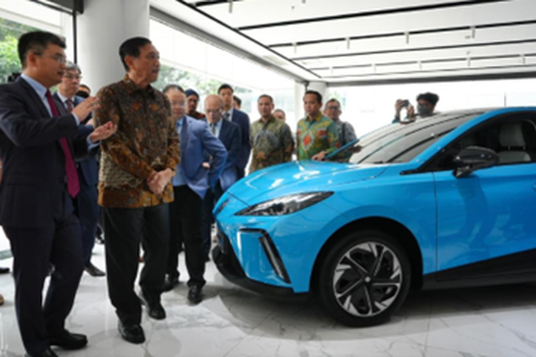 Menteri Koordinator Bidang Kemaritiman dan Investasi Republik Indonesia, Luhut Binsar Pandjaitan, memeriksa mobil listrik MG4 EV. 

