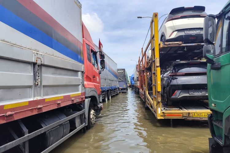 Banjir masih merendam ruas Jalan Pantura atau Jalan Kaligawe, Kota Semarang, Jawa Tengah, Kamis (23/10/2025).